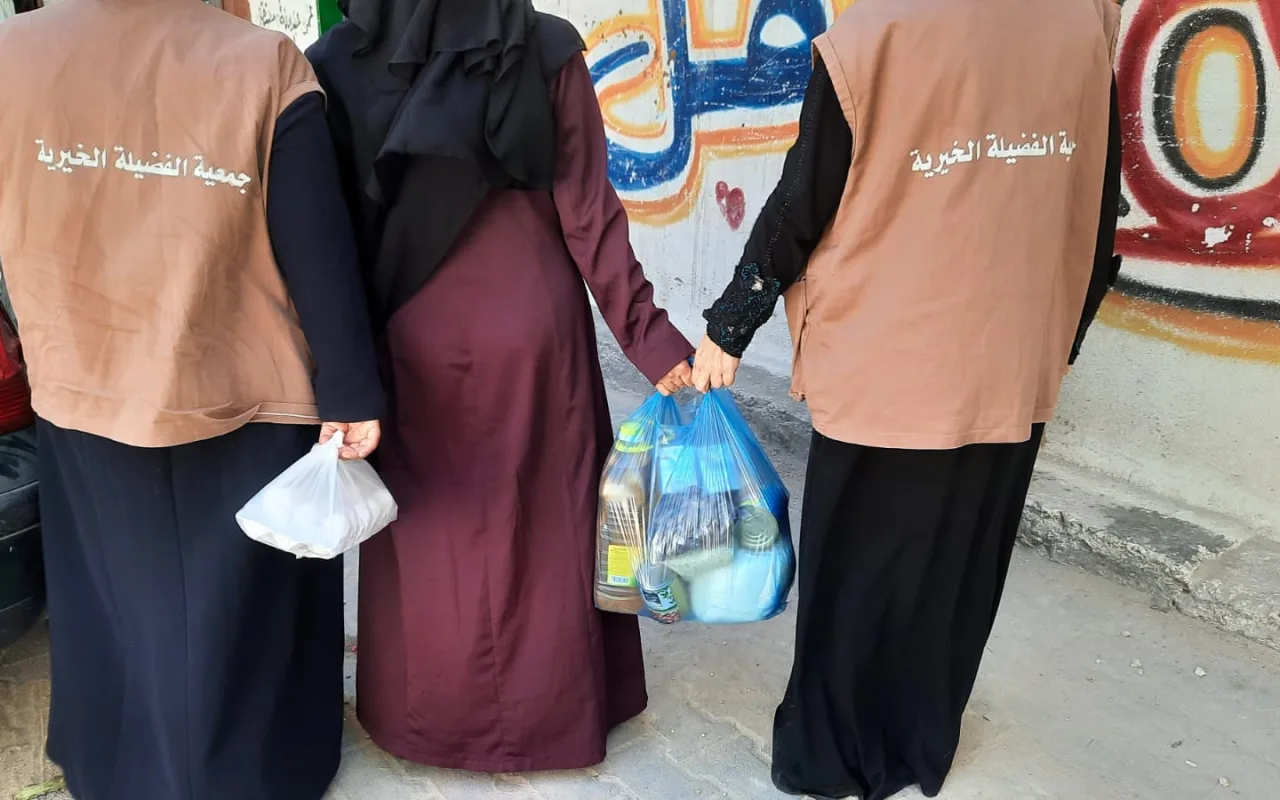 في ظل القصف المستمر، الفضيلة توزع مساعدات عاجلة على المتضررين من الحرب 2021