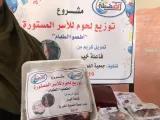 توزيع لحوم للأسر المستورة ضمن مشروع “أطموا الطعام”